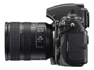 Illustration for article titled Nikon D700 DSLR Official: D3's Big Sensor In a Smaller Body for $2999
